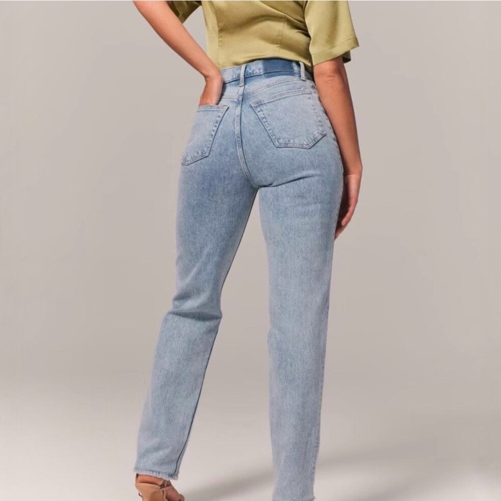 Abercrombie & Finch Curve Love The 90s Straight Ultra High Rise Jeans Light Wash